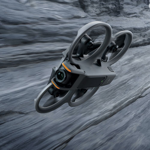 Ensemble Fly More avec drone quadricoptère Avata 2 de DJI, 2 batteries supplémentaires, casque Goggles, contrôleur et sac à bandoulière