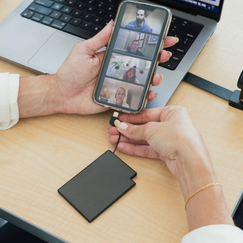 Chargeur portatif mince ExtraCredit de TechLok | taille carte de crédit chargeur portable pour iPhone | recharge rapide avec câble Lightning intégré