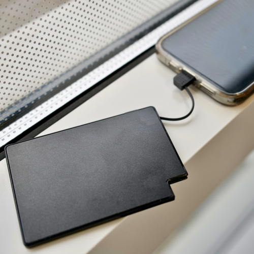 Chargeur portatif mince ExtraCredit de TechLok | taille carte de crédit chargeur portable pour iPhone | recharge rapide avec câble Lightning intégré