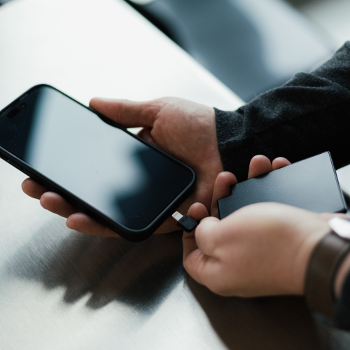 Chargeur portatif mince ExtraCredit de TechLok | taille carte de crédit chargeur portable pour iPhone | recharge rapide avec câble Lightning intégré