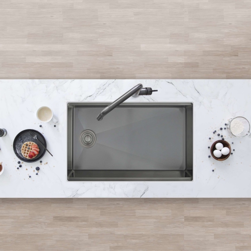 Élégant évier de cuisine Versa33 sous comptoir de 33&nbsp;po calibre 16, noir graphite, avec accessoires noirs S-613WNK