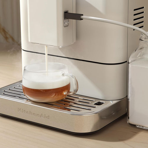 Machine à espresso automatique KES8557 de KitchenAid avec moulin à café et mousseur à lait automatique - Blanc porcelaine