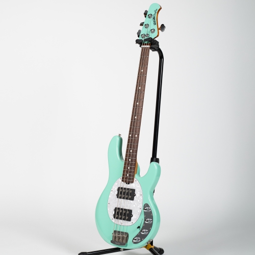 Guitare basse spéciale Man Stingray d'Ernie Ball Music - Laguna Green