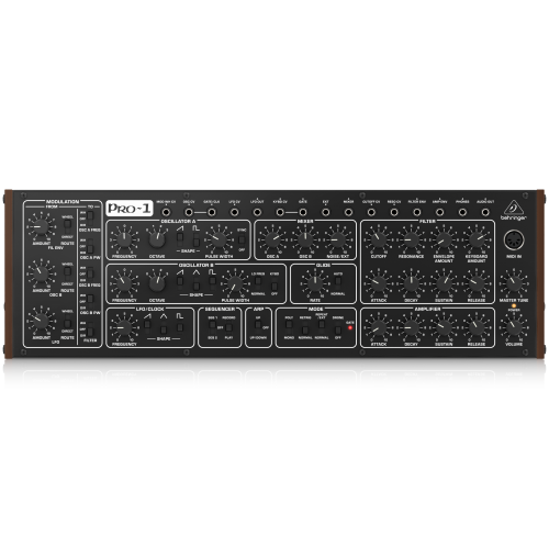 Image 1 de 5.. Synthétiseur analogique Pro-1 de Behringer avec deux magnétoscopes