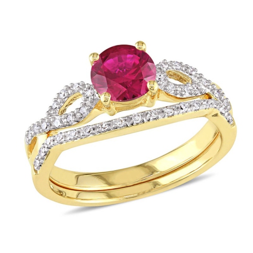 GEM AND HARMONY  1.00 Carat (Ctw) Lab-Created Ruby With Diamond Bridal Wedding Set Engagement Ring 10K Gold In Yellow