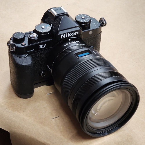 Appareil photo sans miroir ZF de Nikon avec objectif 24-70&nbsp;mm f/4 1772&nbsp;mm - Ensemble d'accessoires 7PC