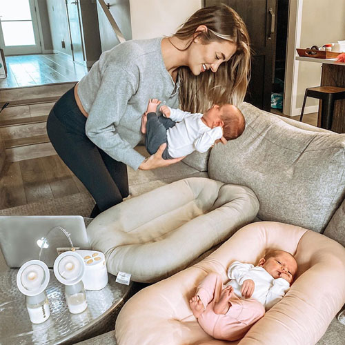Medela Pump In Style with MaxFlow Hands-free Collection Cups Bundle