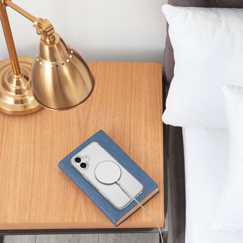 Étui rigide ajusté d'Insignia pour iPhone 16 Plus - Transparent - Exclusivité de Best Buy