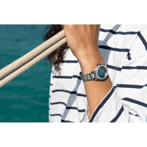 Montre à quartz pour femmes Marine Star 32 mm de Bulova avec boîtier et bracelet en acier inoxydable argenté et cadran bleu