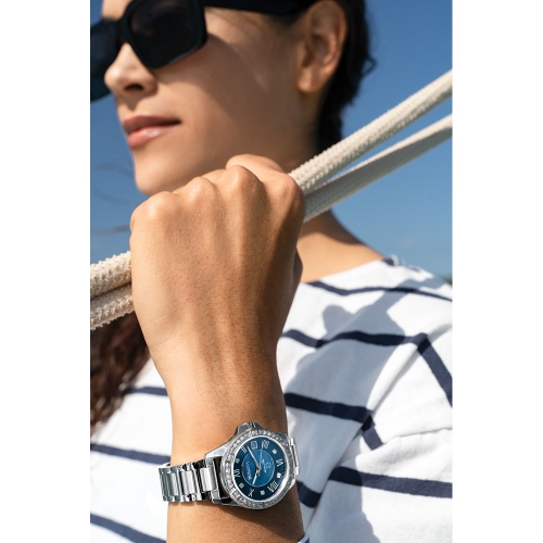 Montre à quartz pour femmes Marine Star 32 mm de Bulova avec boîtier et bracelet en acier inoxydable argenté et cadran bleu