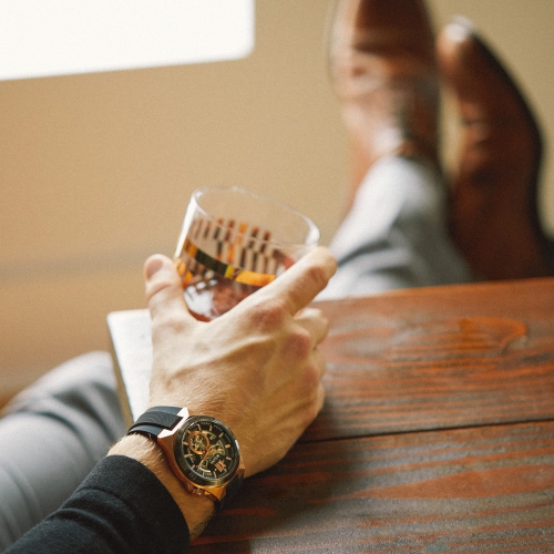 Montre automatique pour hommes Maquina 46&nbsp;mm de Bulova avec boîtier en acier inoxydable rose doré et bracelet en silicone noir avec cadran noir