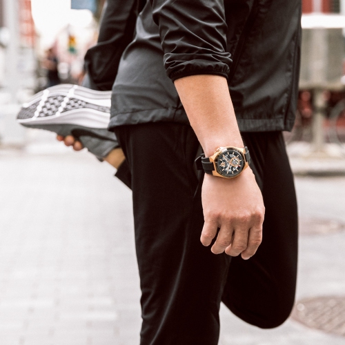 Montre automatique pour hommes Maquina 46&nbsp;mm de Bulova avec boîtier en acier inoxydable rose doré et bracelet en silicone noir avec cadran noir