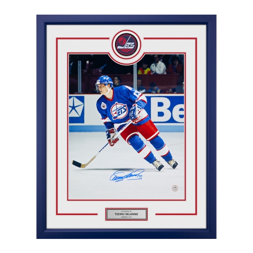 AJ SPORTS  Teemu Selanne Autographed Winnipeg Hockey Puck Logo 26X32 Frame In Multicolor