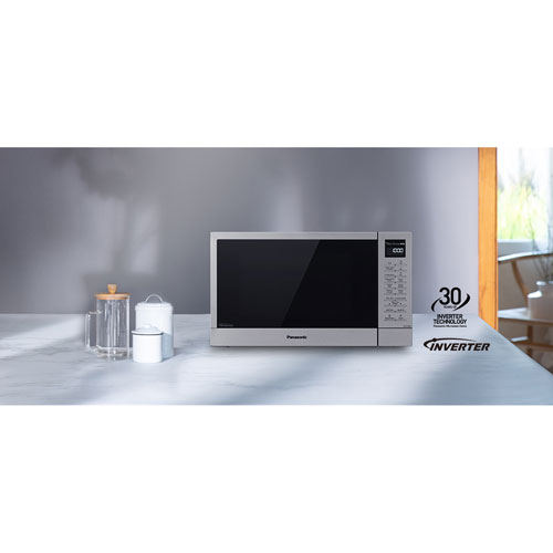 Micro-ondes/four à griller à convection avec Inverter de 1,1 pi³ Genius de Panasonic (NNGT69KSC) - Argenté