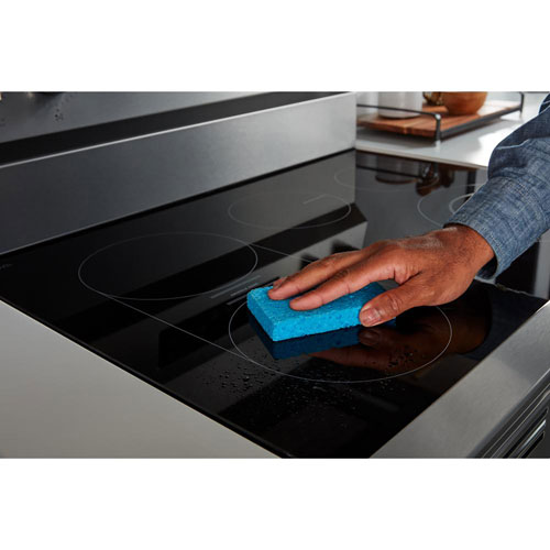 Cuisinière électrique autonome à 5 éléments avec four autonettoyant et friture à l'air chaud 5,3 pi³ 30 po de Maytag - Noir