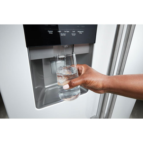 Réfrigérateur à congélateur juxtaposé 24,5 pi³ 36 po avec distributeur eau/glaçons de Maytag - Blanc