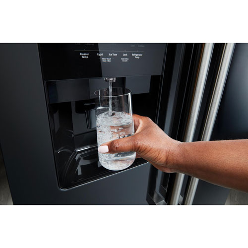 Réfrigérateur à congélateur juxtaposé 24,5 pi³ 36 po avec distributeur d'eau et de glaçons de Maytag - Noir