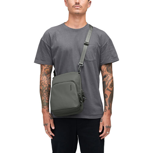 Housse A.R.C. d'Incase Sac à bandoulière de 14 po - Gris fumée