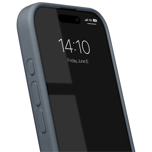 Étui souple ajusté en silicone d'Ideal of Sweden avec MagSafe pour iPhone 16 Pro - Bleu minuit