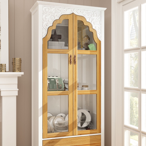 Armoire vitrée style rétro Famapy avec détails sculptés, portes en verre et tiroir en bois, bois blanc et bois naturel