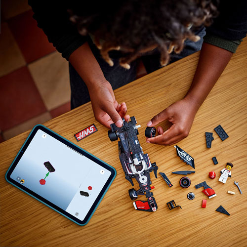 LEGO Speed Champions : Voiture de course MoneyGram Haas F1 Team VF-24 - 242 pièces