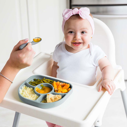 Ensemble avec assiette et cuillère en silicone Yumi de bbluv - Gris