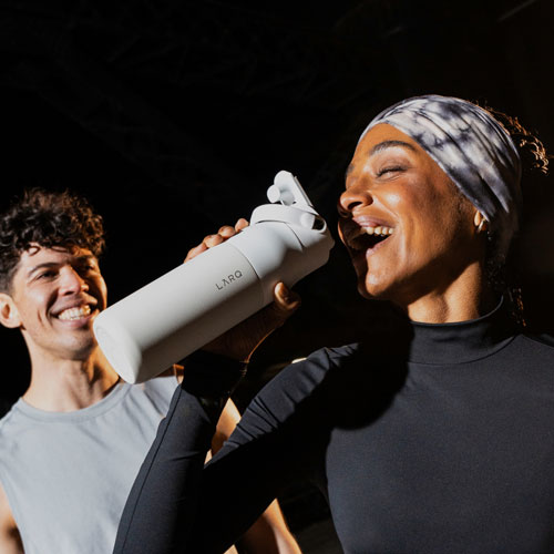 Bouteille d'eau de 1 L PureVis 2 autonettoyante en acier inoxydable isotherme avec capteur intelligent de LARQ - Blanc