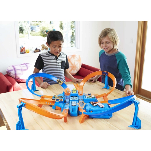 Hot Wheels Toy Car Track Set, Criss Cross Crash with 1:64 Scale Vehicle, Powered by a Motorized Booster
