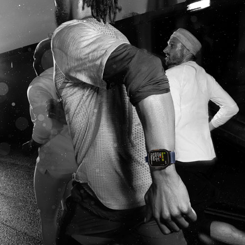 Apple Watch Ultra 2 avec boîtier de 49 mm en titane naturel et bracelet milanais en titane naturel par Rogers - Grand - Financement mensuel