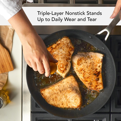 Ensemble de batteries de cuisine de KitchenAid, en aluminium durci, compatible induction, revêtement antiadhésif, 11 pièces, noir mat.