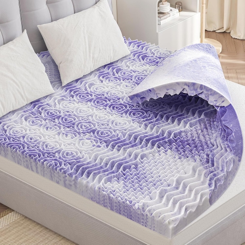 Le surmatelas CoolHut 3&nbsp;po pour lit jumeau très grand combine une mousse à 7 zones avec un gel rafraîchissant à la lavande, un soulagement des d