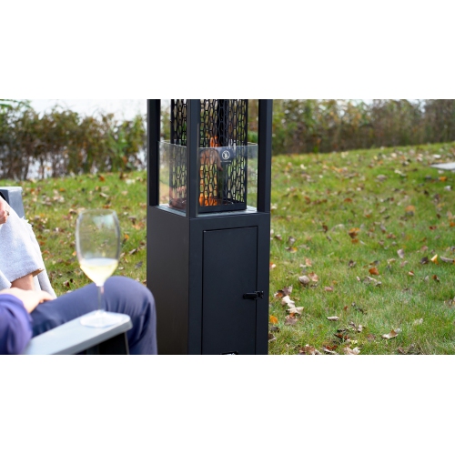 Chaufferette de terrasse debout à granules de bois d'EnerG+ pour l'extérieur.