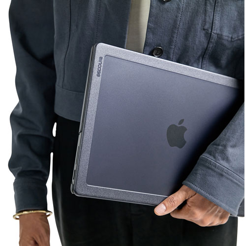 Étui rigide Edge d'Incase pour MacBook Pro de 16 po (2023) - Noir