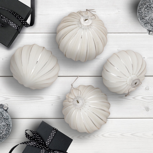 Image 1 de 6.. Ornements de Noël en verre à boule rayée et oignon - 3&nbsp;po - Blanc et argenté - Paquet de 4