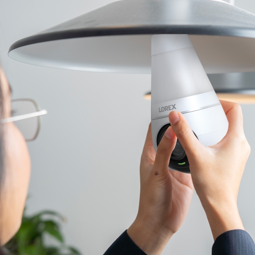 Caméra de surveillance intelligente avec ampoule Wi-Fi 2K de Lorex