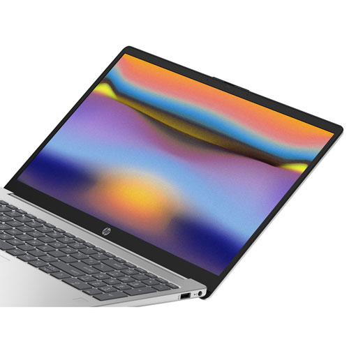 Portable de 15,6 po de HP - Argenté naturel (Ryzen 7-7730U d'AMD/RAM 16 Go/SSD 1 To/Windows 11)