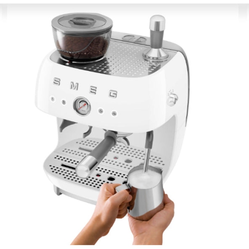 Boîte ouverte - Machine à espresso manuelle de Smeg avec moussoir à lait et moulin à café EGF03WHUS - Blanc