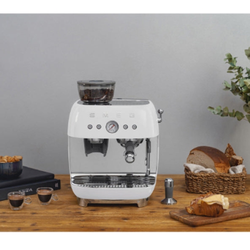 Boîte ouverte - Machine à espresso manuelle de Smeg avec moussoir à lait et moulin à café EGF03WHUS - Blanc