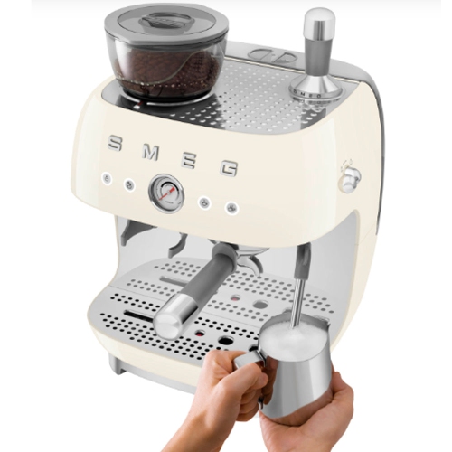 Boîte ouverte - Machine à espresso manuelle de Smeg avec moussoir à lait et moulin à café EGF03CRUS - Crème