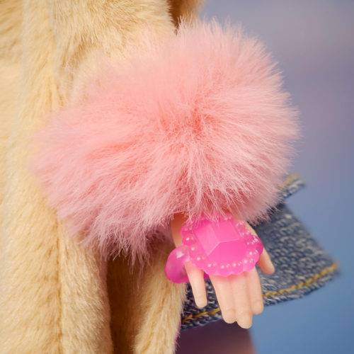 Poupée Barbie Signature My Scene et accessoires, tenue inspirée de Chelsea Y2K avec haut papillon, jeans cargo, sac en denim et support d'exposition