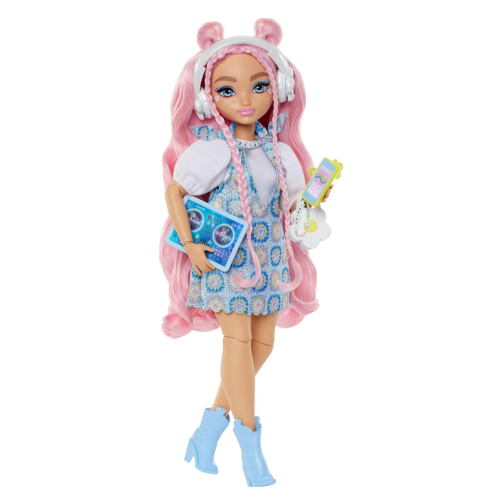 Poupée Barbie Dream besties et accessoires, poupée mode Posable Daisy Jean avec tenues amovibles et cheveux roses ondulés, 9 pièces sur le thème DJ