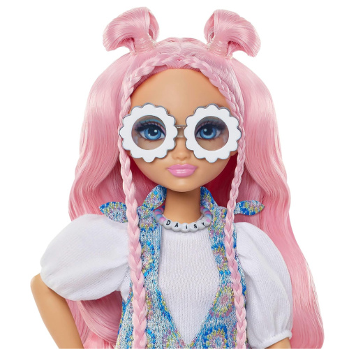 Poupée Barbie Dream besties et accessoires, poupée mode Posable Daisy Jean avec tenues amovibles et cheveux roses ondulés, 9 pièces sur le thème DJ