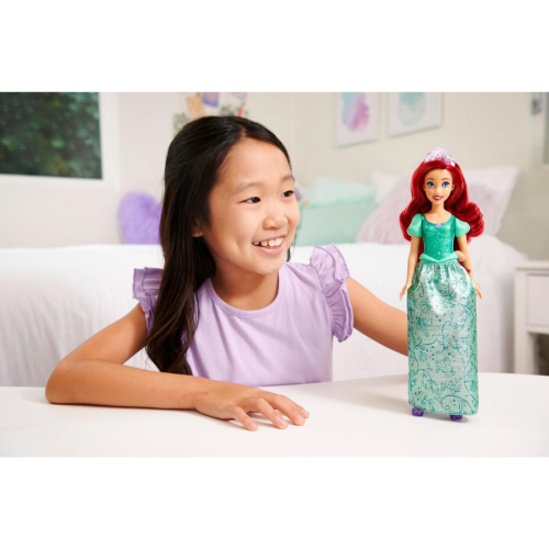 Jouets Disney Princess de Mattel, poupée mode Ariel, look scintillant avec cheveux rouges, yeux bleus et diadème, inspirés du film La petite sirène