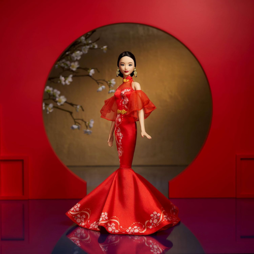 Poupée Barbie Lunar New Year portant une robe Qipao avec des imprimés de fleurs de prune et des accessoires dorés, Barbie Signature Collection
