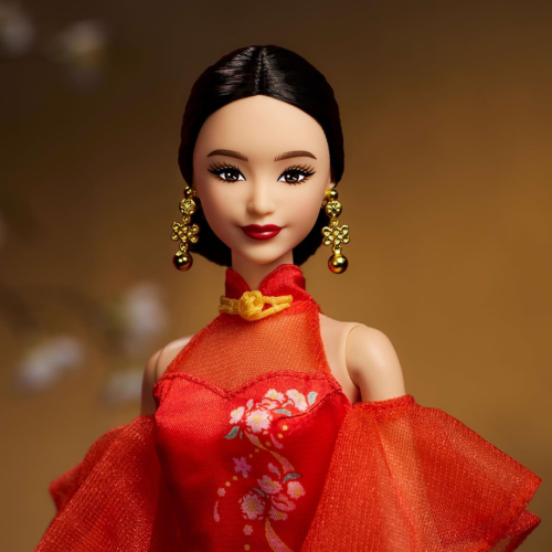 Poupée Barbie Lunar New Year portant une robe Qipao avec des imprimés de fleurs de prune et des accessoires dorés, Barbie Signature Collection