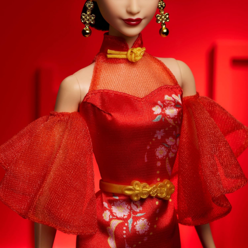 Poupée Barbie Lunar New Year portant une robe Qipao avec des imprimés de fleurs de prune et des accessoires dorés, Barbie Signature Collection