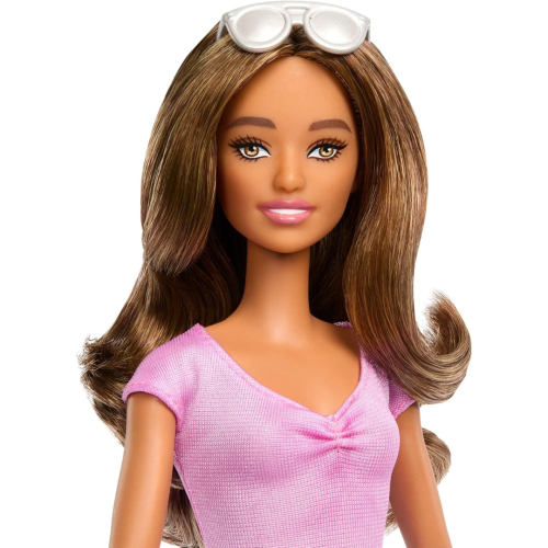 Poupée Barbie Fashionistas no 228, poupée Barbie aveugle portant un haut rose et une jupe à volants avec canne et lunettes de soleil en partenariat
