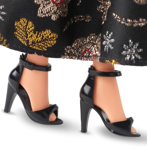 Poupée de collection Barbie Signature Tribute Rita Moreno en robe noire et dorée avec gants et chaussures, comprend un support à poupée