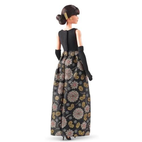 Poupée de collection Barbie Signature Tribute Rita Moreno en robe noire et dorée avec gants et chaussures, comprend un support à poupée