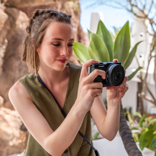 Objectif plein format Lumix S 26 mm f/8 de Panasonic + sac à dos à bandoulière - Ensemble